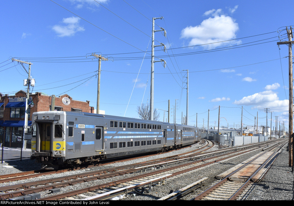 LIRR Train # 6511 entering the Main at Mineola Sta